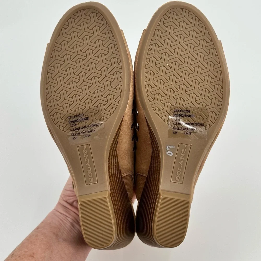 SOLANZ Paige NWOB Women’s Open Toe Tan Faux Suede Slip On Wedges Size 7.5M